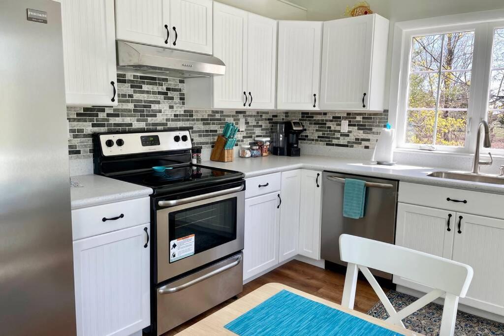 Newly Renovated Carriage House Near Town & Beaches Madison Exterior photo