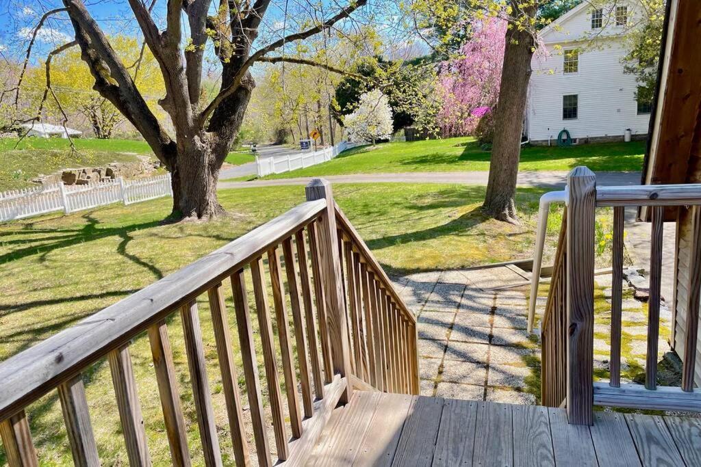 Newly Renovated Carriage House Near Town & Beaches Madison Exterior photo